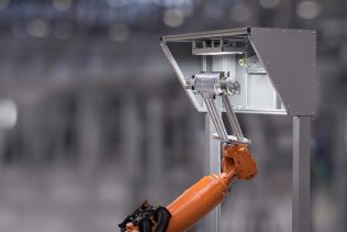 Prüfanlage zur inline Rissprüfung und Oberflächeninspektion auf kleineren Bauteilen.