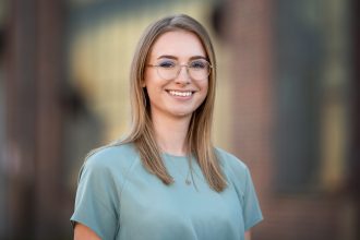 Die Leiterin des Controllings der SHS Technologies GmbH